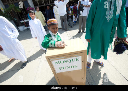 Londres, Royaume-Uni. 8 août 2013. Un garçon musulman fait don d'argent au cours de l'Aïd à la mosquée du Régent à Londres qui marque la fin du Ramadan : Crédit amer ghazzal/Alamy Live News Banque D'Images