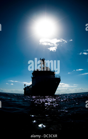 Silhouette d'un navire d'approvisionnement offshore sun dur retour lite Banque D'Images
