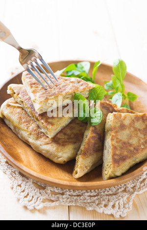 Murtabak malaise d'aliments vendus dans les restaurants musulmans indiens et de stands , farci de viande de mouton hachée, l'ail, l'oeuf et l'oignon, et on la mange avec de la sauce curry. Banque D'Images