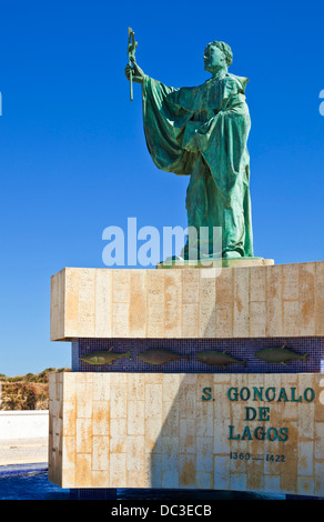 Statue de Sao Goncalo de Lagos protecteur des pêcheurs au-dessus du port de Lagos Algarve Portugal Europe de l'UE Banque D'Images