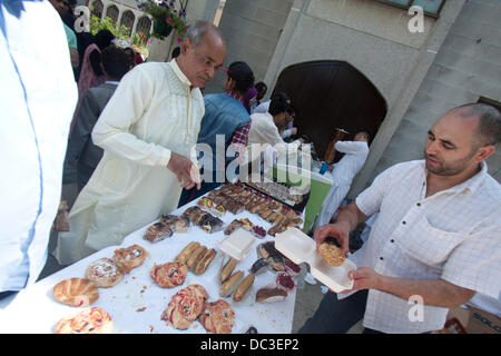 Londres, Royaume-Uni. 8 août 2013. Les familles musulmanes célèbre l'Aïd à la mosquée du Régent à Londres qui marque la fin du Ramadan dans le calendrier Islamique Crédit : amer ghazzal/Alamy Live News Banque D'Images