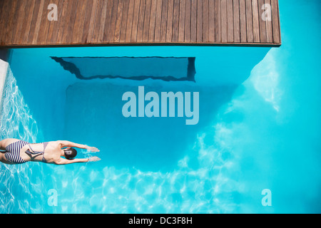 Femme en piscine de luxe Banque D'Images