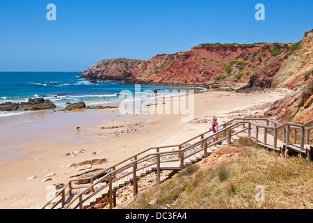 Personne marchant dans les étapes à Amado beach Atlantic côte Algarve Portugal Algarve Costa Vicentina Banque D'Images