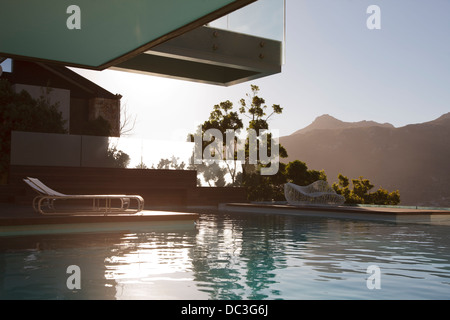 Piscine De luxe avec vue sur la montagne Banque D'Images