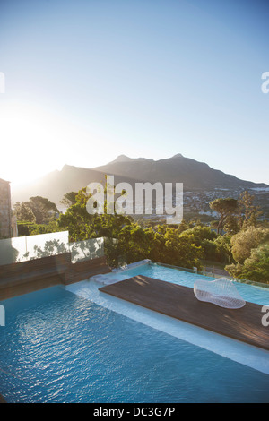 Vue sur piscine de luxe et les montagnes Banque D'Images