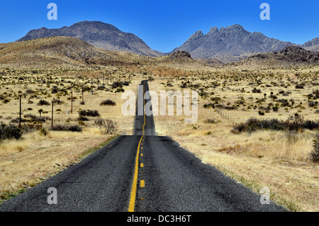 Une longue route droite traverse la prairie à Jeff Davis Comté, Texas, États-Unis Banque D'Images