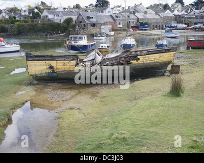 Vieux bateau de pêche en bois construit carvel gravement endommagé dans une tempête récente Banque D'Images