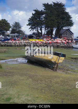 Vieux bateau de pêche en bois construit carvel gravement endommagé dans une tempête récente Banque D'Images