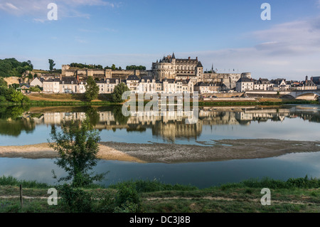 Vue panoramique sur le Château Royal et des bâtiments voisins, en miroir dans la Loire à Amboise, en Indre-et-Loire, France. Banque D'Images