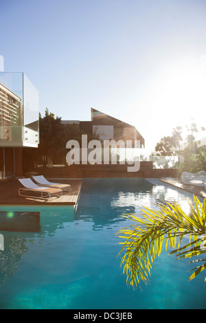 Soleil qui brille plus de maison moderne et piscine Banque D'Images