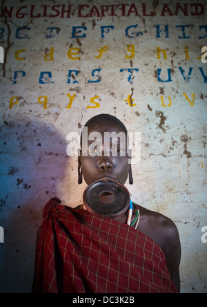 Femme de la tribu Mursi dans une école, un parc de Mago, vallée de l'Omo, Ethiopie Banque D'Images