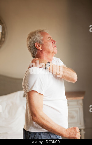 Senior man holding dans la douleur de l'épaule Banque D'Images