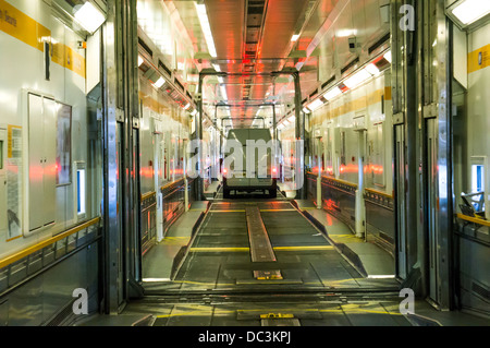 Le Tunnel sous la Manche : à bord d'un train navette Eurotunnel pour les véhicules, à l'Angleterre, au Royaume-Uni, au terminal de Calais, sur la côte nord de la France. Banque D'Images