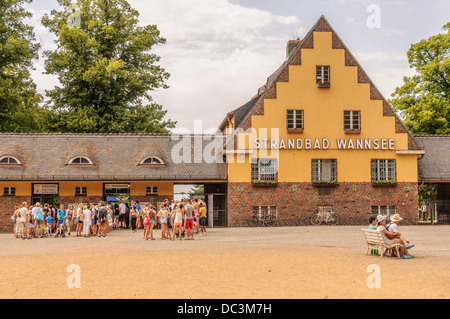 Les gens en file d'en face de la Strandbad Wannsee, le lido intérieurs les plus grands en Europe - Allemagne Berlin Steglitz-Zehlendorf, Banque D'Images