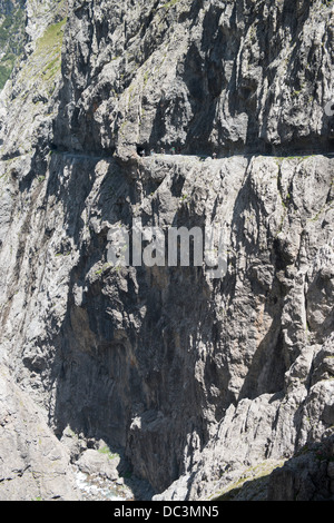 Auf der Wanderer Felsenweg dans Uinaschlucht - Randonneur sur le sentier de Steep Rock, Val d Uina Banque D'Images