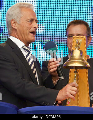 Le ministre allemand des Transports Peter Ramsauer ouvre la 23e voile Hansa Rostock, Allemagne, au 08 août 2013. Le plus grand festival Mecklembourg-Poméranie-Occidentale avec des centaines de milliers de visiteurs se déroule jusqu'au 11 août 2013. Photo : BERND WUESTNECK Banque D'Images