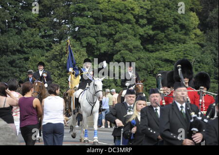 Flodden, Coldstream, Ecosse, Royaume-Uni. 8 août 2013. Semaine civique Coldstream Coldstream Flodden Rideout, Pipe Band conduire Coldstreamer Grant Campbell et gauche homme Liam Wallis et Colin Leifer droite l'homme sur le pont traversant la rivière Tweed sur la jambe vers l'extérieur en direction de Flodden. Crédit : Rob Gray/Alamy Live News Banque D'Images