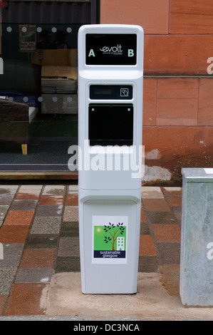 Point de recharge de batterie pour les véhicules à moteur à propulsion électrique dans le centre-ville de Glasgow, Ecosse, Royaume-Uni. Banque D'Images