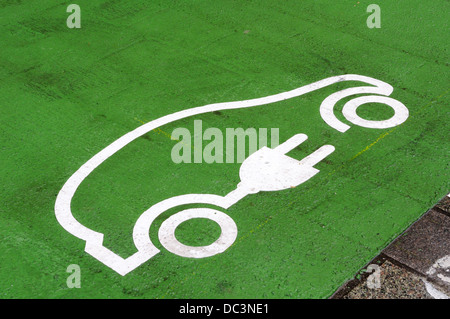 Symbole de charge de voiture électrique pour l'énergie verte peint sur la route pour les propriétaires de voiture électrique. Banque D'Images