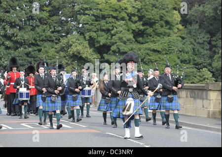 Flodden, Coldstream, Ecosse, Royaume-Uni. 8 août 2013. Semaine civique Coldstream Coldstream Flodden Rideout, Pipe Band conduire Coldstreamer Grant Campbell et gauche homme Liam Wallis et Colin Leifer droite l'homme sur le pont traversant la rivière Tweed sur la jambe vers l'extérieur en direction de Flodden. Crédit : Rob Gray/Alamy Live News Banque D'Images