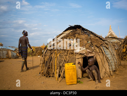 Tribu Dassanech garçon debout devant sa maison, Omorate, vallée de l'Omo, Ethiopie Banque D'Images