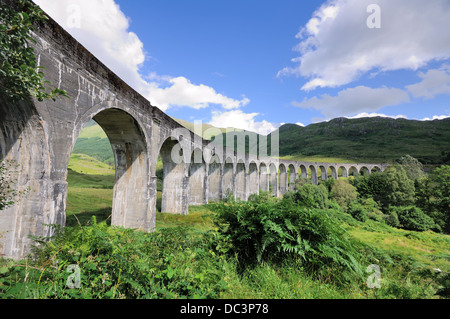 Le viaduc de Glenfinnan dans l'ouest des Highlands, Inverness-shire, Scotland, UK Banque D'Images