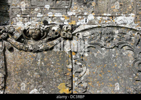 Les lichens poussant sur des pierres tombales du 18ème siècle, St Mary's churchyard, Edgeworth, Gloucestershire, England, UK Banque D'Images