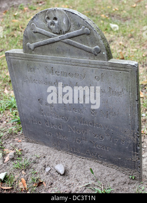 Tête de mort design sur une pierre tombale du 18ème siècle, Granary Burying Ground, Boston, Massachusetts, USA Banque D'Images