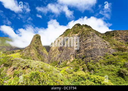 La célèbre l'IAO Needle dans l'IAO Valley State Park à Maui, Hawaii. Banque D'Images