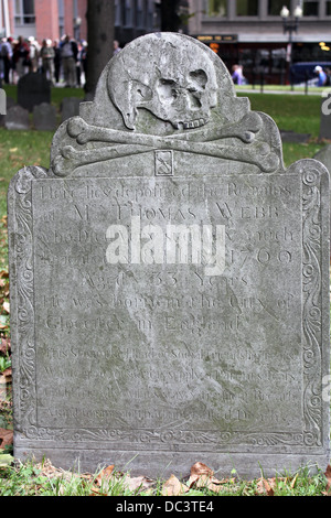 Crâne et os croisés sur la conception d'une pierre tombale du 18ème siècle, Granary Burying Ground, Boston, Massachusetts, USA Banque D'Images