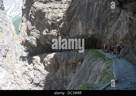 Wanderer und Mountain Biker auf der dans Uinaschlucht Felsenweg - Randonneur et du vélo de montagne sur sentier de Steep Rock, Val d Uina Banque D'Images