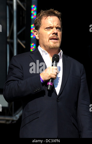 Eddie Izzard effectue live au rendez Local,Queen Elizabeth Olympic Park, Londres. 2012 l'héritage olympique un an le 19 juillet 2013 Banque D'Images