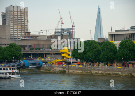 Tamise le long de South Bank montrant le fragment dans la distance, Londres, Angleterre, RU, FR. Banque D'Images