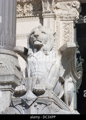 LION FAÇADE AVANT DE BASILIQUE NOTRE DAME DE FOURVIÈRE DE LA VIEILLE VILLE DE LYON Rhône-Alpes France Banque D'Images