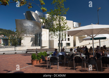 Café EN PLEIN AIR DU MUSÉE GUGGENHEIM D'ART MODERNE (©1997) Frank Gehry Bilbao pays basque espagne Banque D'Images