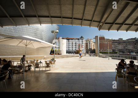 Café EN PLEIN AIR DU MUSÉE GUGGENHEIM D'ART MODERNE (©1997) Frank Gehry Bilbao pays basque espagne Banque D'Images