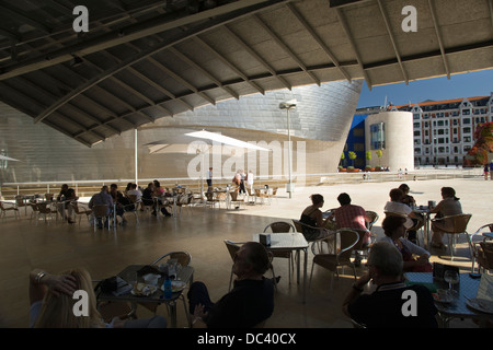 Café EN PLEIN AIR DU MUSÉE GUGGENHEIM D'ART MODERNE (©1997) Frank Gehry Bilbao pays basque espagne Banque D'Images