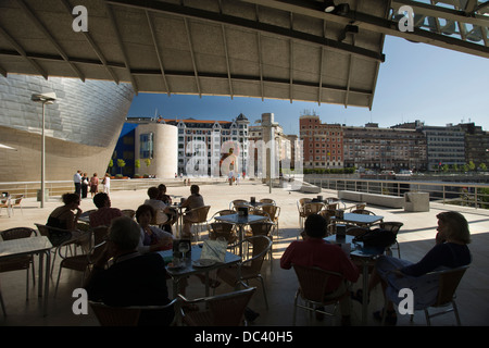 Café EN PLEIN AIR DU MUSÉE GUGGENHEIM D'ART MODERNE (©1997) Frank Gehry Bilbao pays basque espagne Banque D'Images