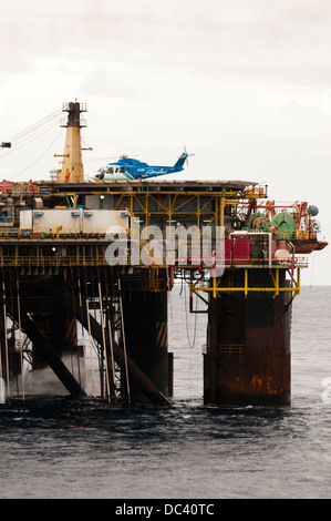 Plate-forme pétrolière offshore Petrobras VIII avec l'hélicoptère a atterri et d'atterrissage sur le pont, au large de Rio de Janeiro, Brésil, bassin de Campos Banque D'Images