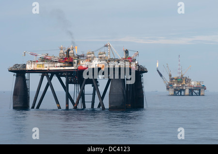 Petrobras 65 plate-forme pétrolière au large de Rio de Janeiro, Brésil, bassin de Campos Banque D'Images