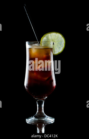 Cuba libre, Rhum et cola cocktail servi dans un verre avec une garniture de chaux Banque D'Images