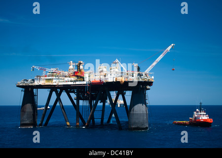 Plate-forme pétrolière Petrobras 65 Rio de Janeiro offshore du bassin de Campos dans l'opération de transfert du fret avec grue et l'offre aux côtés de bateau Banque D'Images