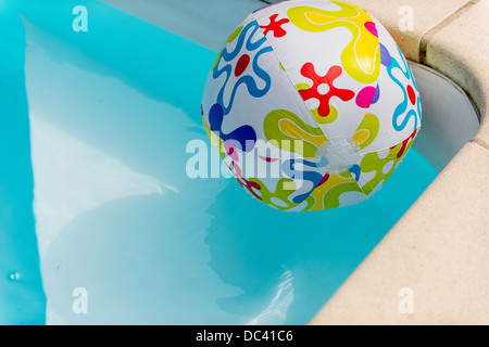 Ballon de plage colorées flottant sur l'eau de piscine Banque D'Images