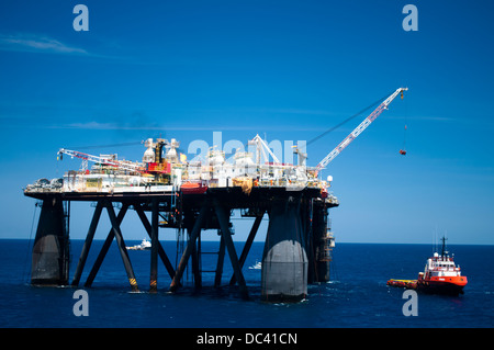 Plate-forme pétrolière Petrobras 65 Rio de Janeiro offshore du bassin de Campos dans l'opération de transfert du fret avec grue et l'offre aux côtés de bateau Banque D'Images