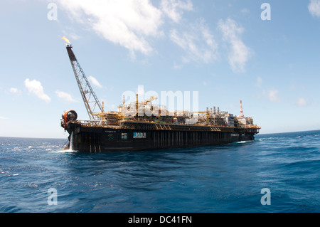 Plate-forme pétrolière Petrobras navire FPSO 50 travaillant dans le bassin de Campos, au large de Rio de Janeiro, Brésil. Banque D'Images