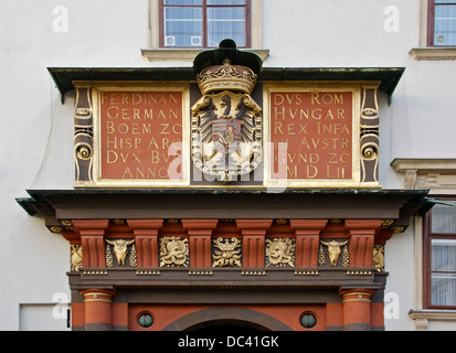 Fronton de la 'Gate' (Schweizertor) dans le palais de la Hofburg à Vienne, Autriche. On peut voir l'ACO de l'archiduc Ferdinand, Banque D'Images