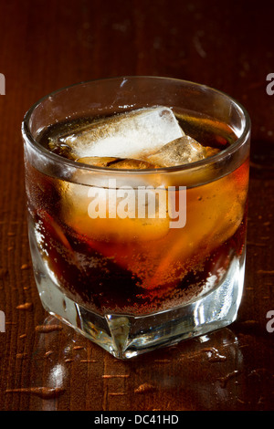 Cuba libre, Rhum et cola cocktail servi dans un verre court Banque D'Images