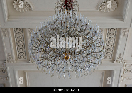 Un chandelier dans le manège d'hiver de l'école espagnole d'équitation ('Spanische "Hofreitschule"') à l'intérieur de la Hofburg à Vienne Banque D'Images