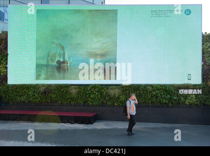 Shepherds Bush, London, UK. 8 août 2013. Le lancement de l'ouverture d'art partout au Westfield Centre. Un projet de collaboration entre Richard Reed, le Fonds d'Art, Tate, l'affiche et de l'industrie 101 Agence de création, c'est une célébration publique de l'art en Grande-Bretagne sur des milliers de sites et de l'affichage de l'affiche à partir de 12-25 août 2013. Les combats Temeraire, 1839, par JMW Turner, la Galerie nationale, actualités sur l'affichage numérique board comme l'une des 10 œuvres d'art choisis par le public. Credit : Malcolm Park/Alamy Live News Banque D'Images