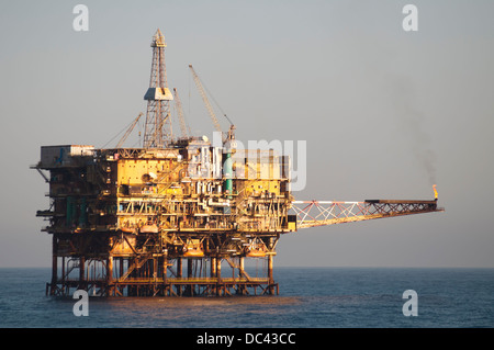 Plate-forme pétrolière offshore de PCH-1 Rio de Janeiro pour Petrobras, avec navire d'approvisionnement, le long du côté de l'opération de transfert du fret. Banque D'Images